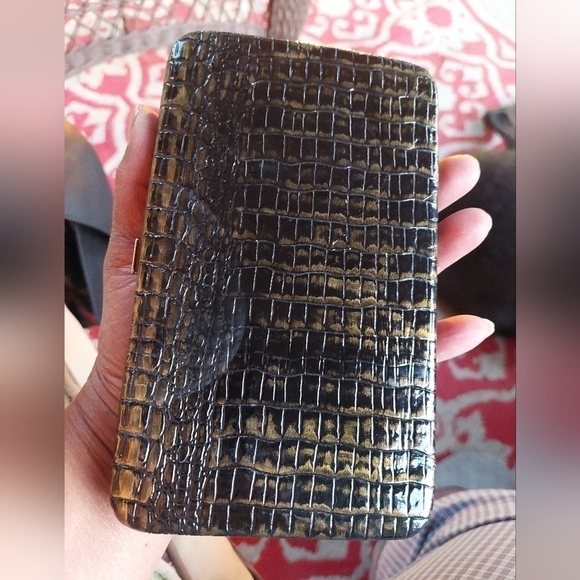 Alligator Embossed (Faux) Wallet Clutch - Picture 3 of 12